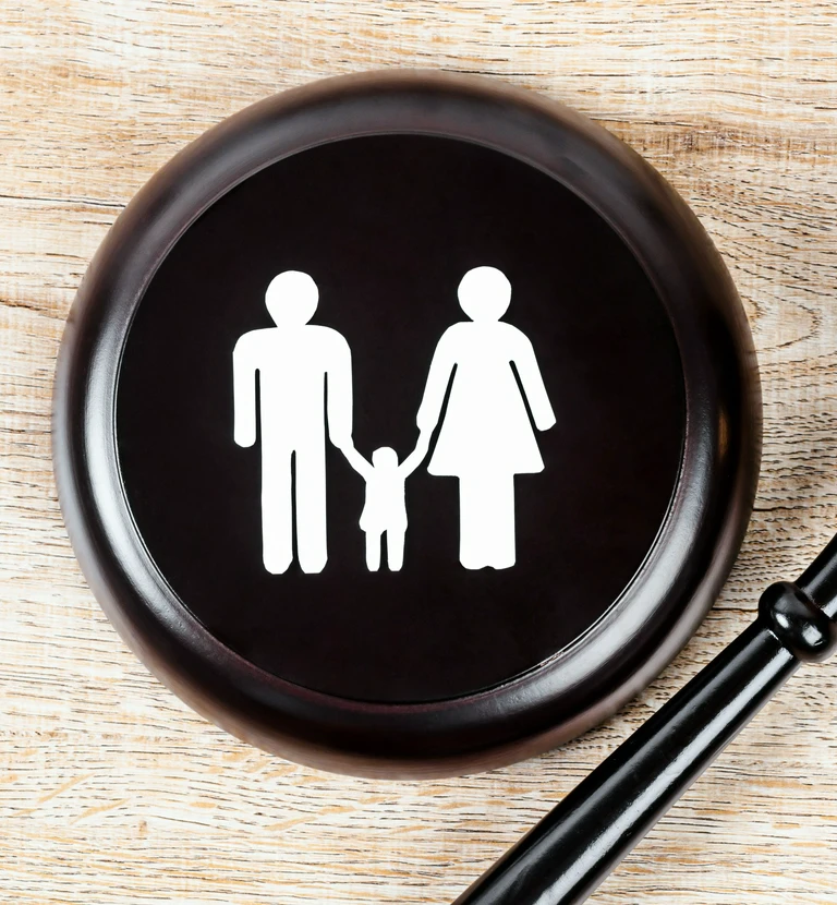 Młotek sędziowski z&nbsp;ikoną rodziny